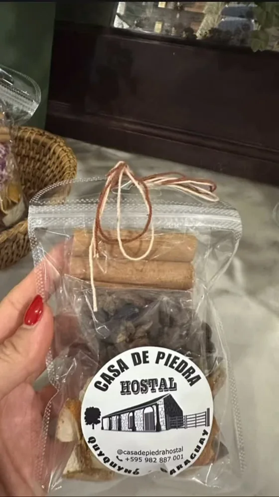 Kit de mate en bolsita con el logo de un hostal