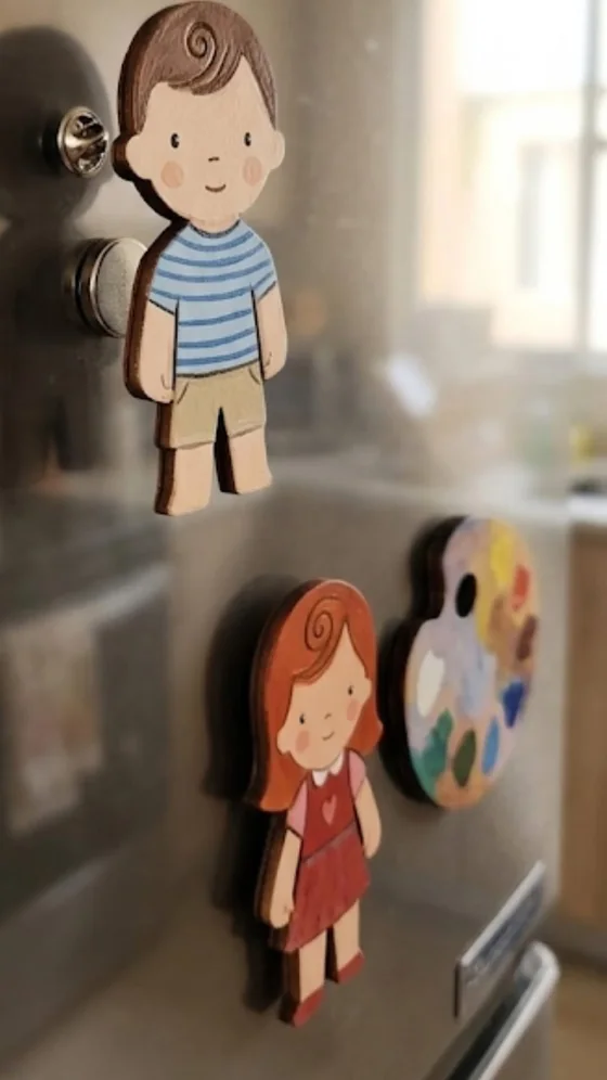 Figuras de madera pintadas como imanes en la heladera