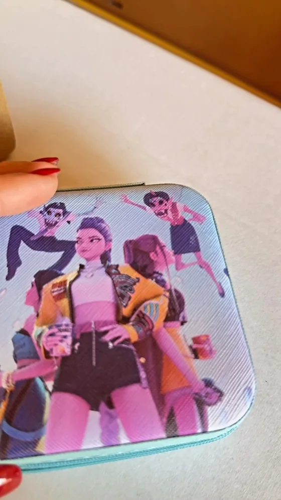 Cartuchera con personajes de K-pop
